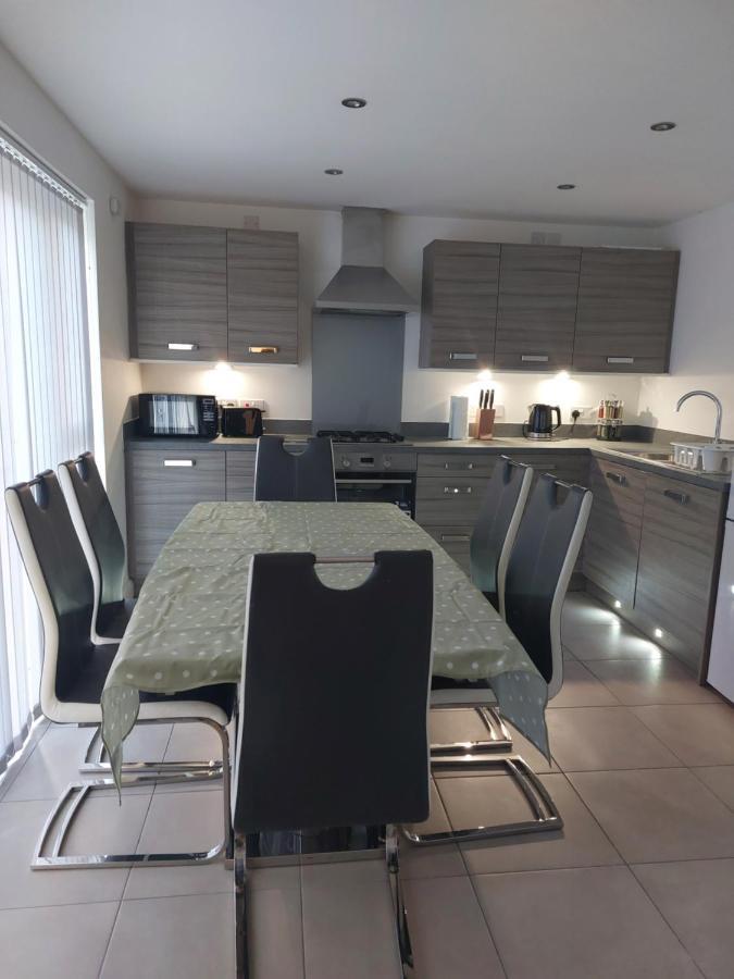 Beautiful 4-Bedroom House With Private Garden & Parking إدنبرة المظهر الخارجي الصورة